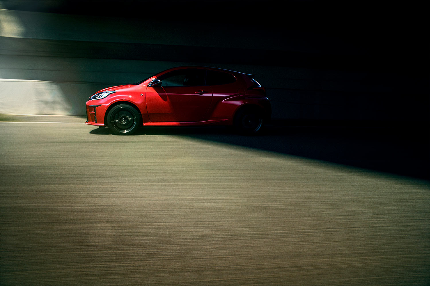 Toyota GR Yaris 2023 en México color rojo con sombras