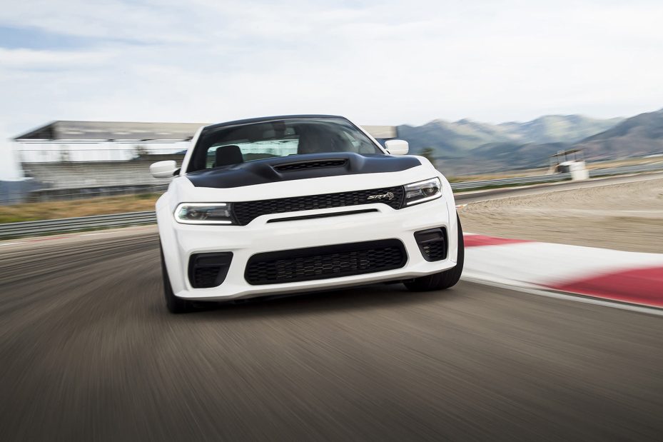 Charger SRT Hellcat Redeye 2022 diseño exterior frente color blanco con cofre negro