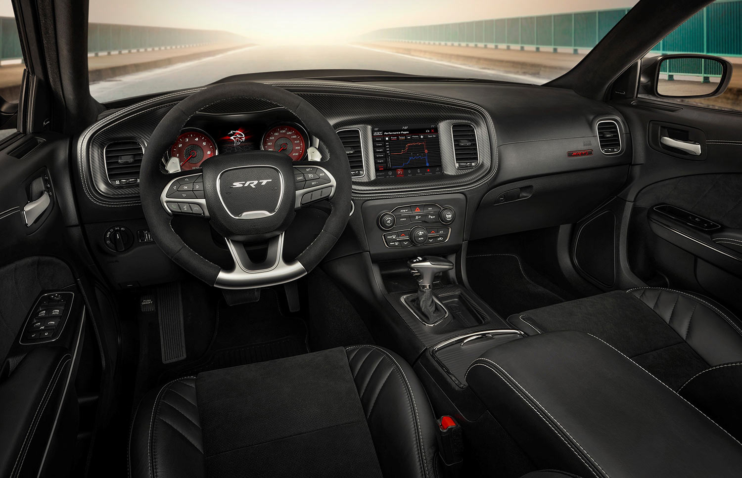 Dodge Charger SRT Hellcat Redeye 2022 para México interior con volante, cluster, pantalla touch, palanca y asientos