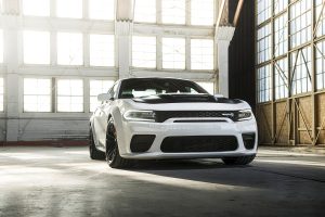 Dodge Charger SRT Hellcat Redeye 2022 para México color blanco con negro en carretera diseño frontal