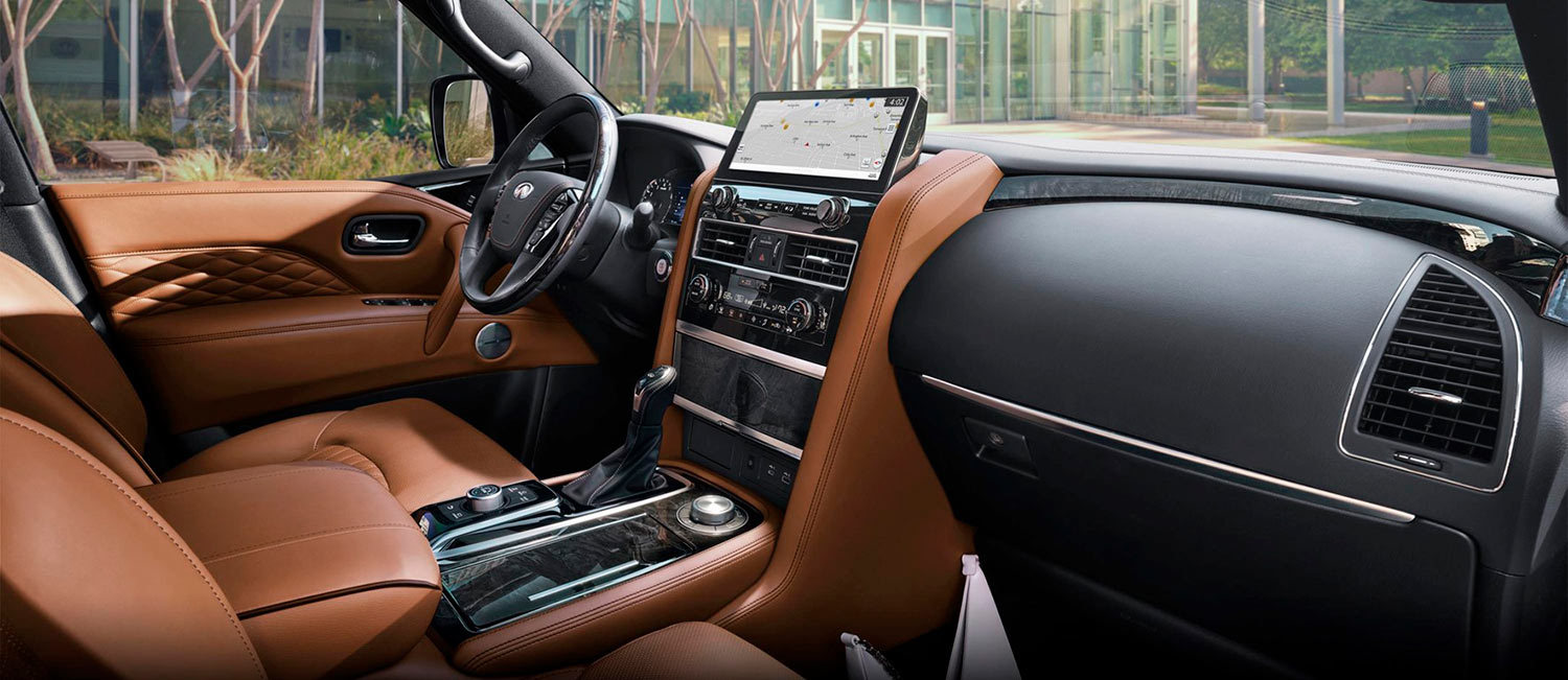 Infiniti QX80 2022 en México interior con pantalla interactiva touch con Apple CarPlay inalámbrico y Android Auto por USB, asientos en piel con calefacción, asientos posteriores con calefacción