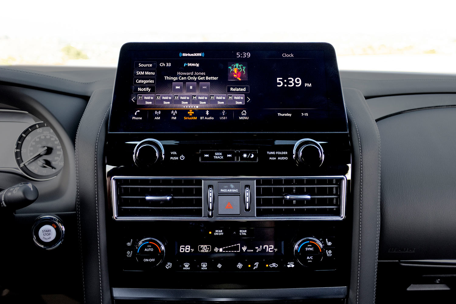 Infiniti QX80 2022 en México interior con pantalla interactiva touch con Apple CarPlay inalámbrico y Android Auto por USB