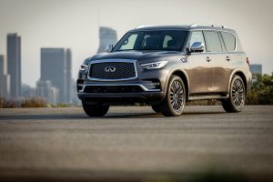 Infiniti QX80 2022 en México estacionada frente