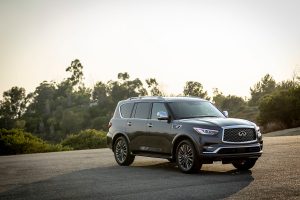 Infiniti QX80 2022 en México estacionada