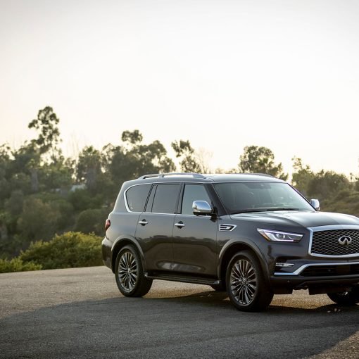 Infiniti QX80 2022 en México estacionada