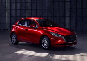 Mazda 2 hatchback 2023 en México color rojo diseño exterior