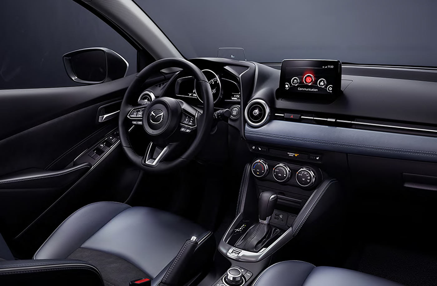 Mazda 2 hatchback 2023 en México interiores con pantalla, volante, palanca y consola