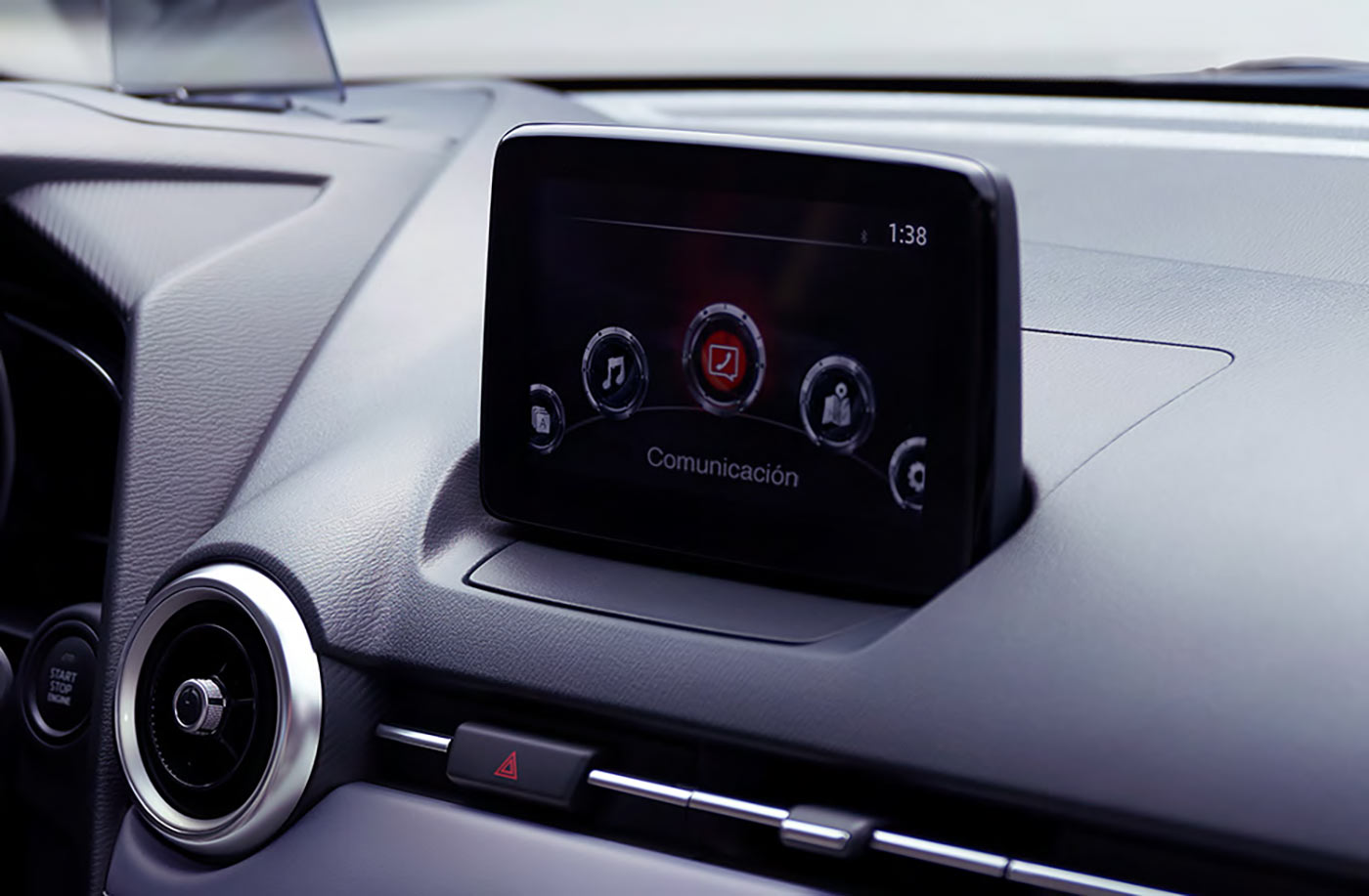 Mazda 2 sedán 2023 en México diseño interior con pantalla touch a color con Android Auto y Apple CarPlay