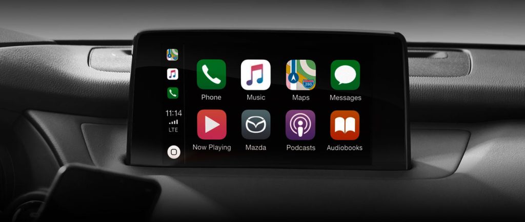 Mazda 2 sedán 2023 en México diseño interior con pantalla touch a color con Android Auto y Apple CarPlay, se muesrtra intefaz de Apple CarPlay