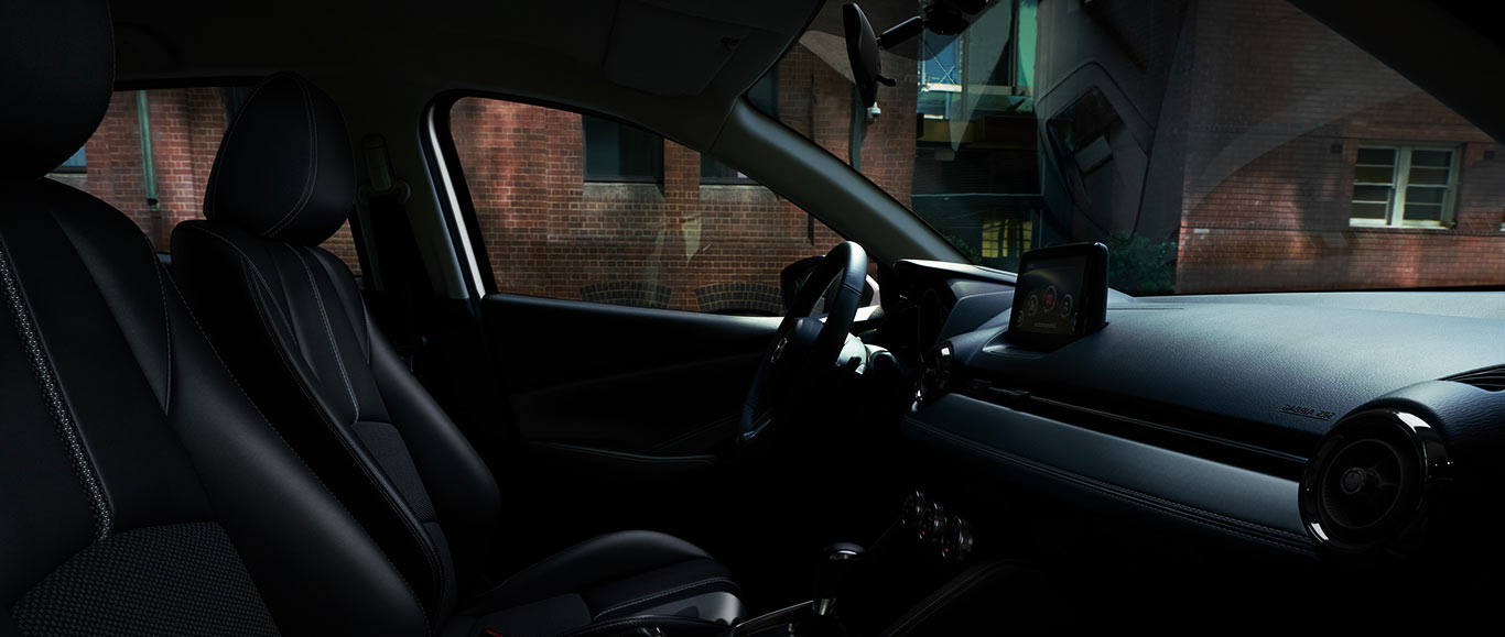 Mazda 2 sedán 2023 en México diseño interior con materiales de calidad, asientos, volante y tablero