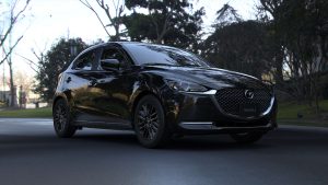 Mazda 2 Hatchback 2023 Carbon Edition MHEV en México diseño exterior frente y lateral derecho en calle