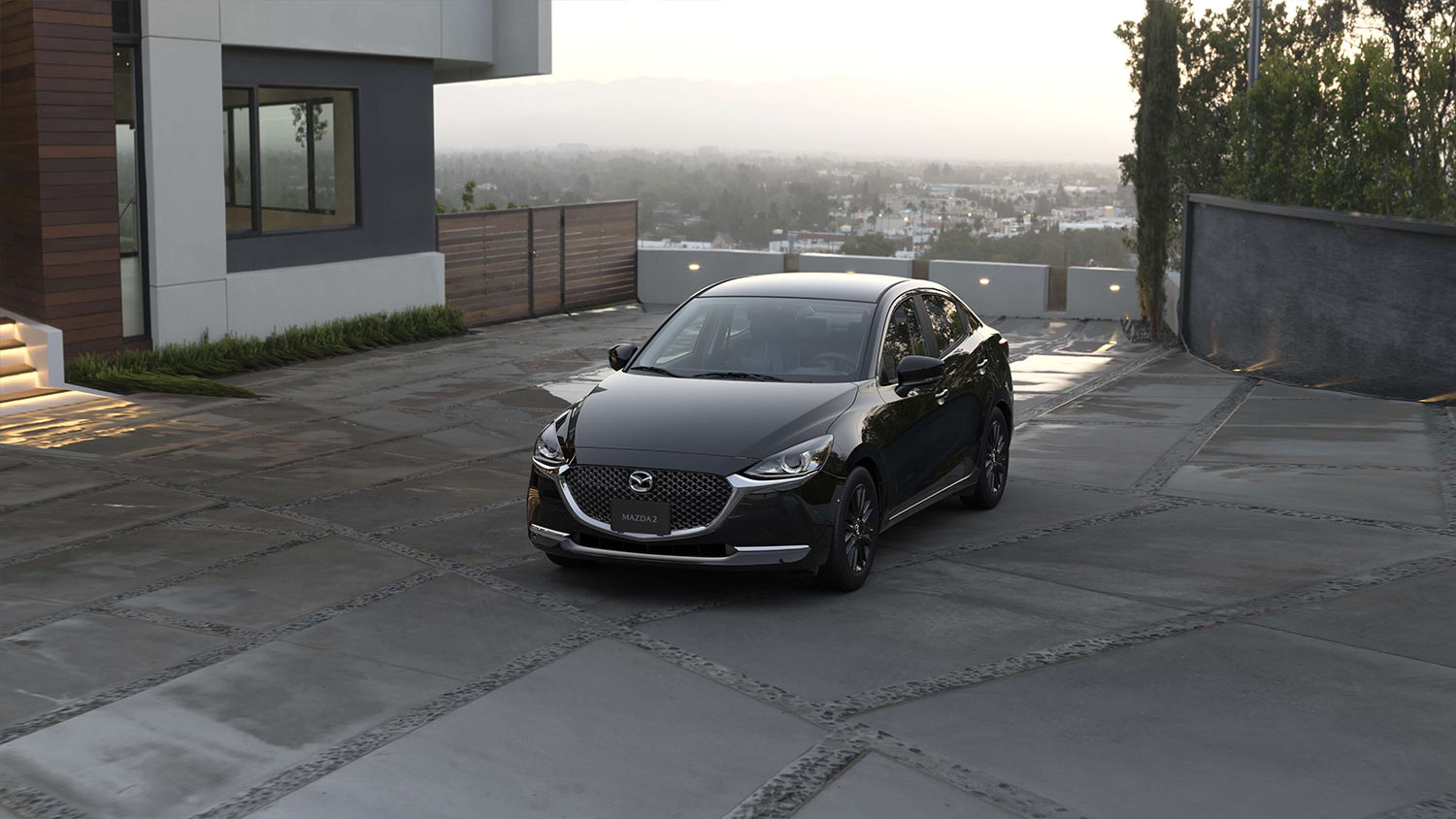 Mazda 2 sedán 2023 Carbon Edition MHEV en México diseño exterior estacionado en casa, frente con faros LED