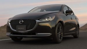 Mazda 2 sedán 2023 Carbon Edition MHEV en México diseño exterior estacionado frente