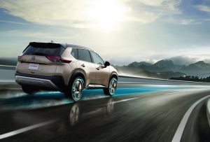 Nissan X-Trail 2023 color arena nuevo diseño exterior en carretera con motor e-Power y tracción en las cuatro ruedas