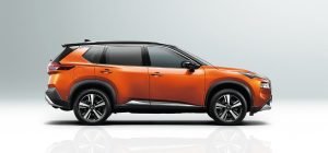 Nissan X-Trail 2023 color bitono naranja-negro