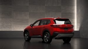 Nissan X-Trail 2023 color rojo estacionada parte posterior