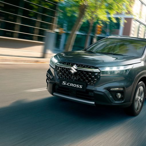 Suzuki S-Cross 2023 color gris en calle diseño frontal