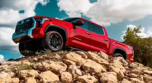 Toyota Tundra 2022 en México híbrida color rojo en montaña