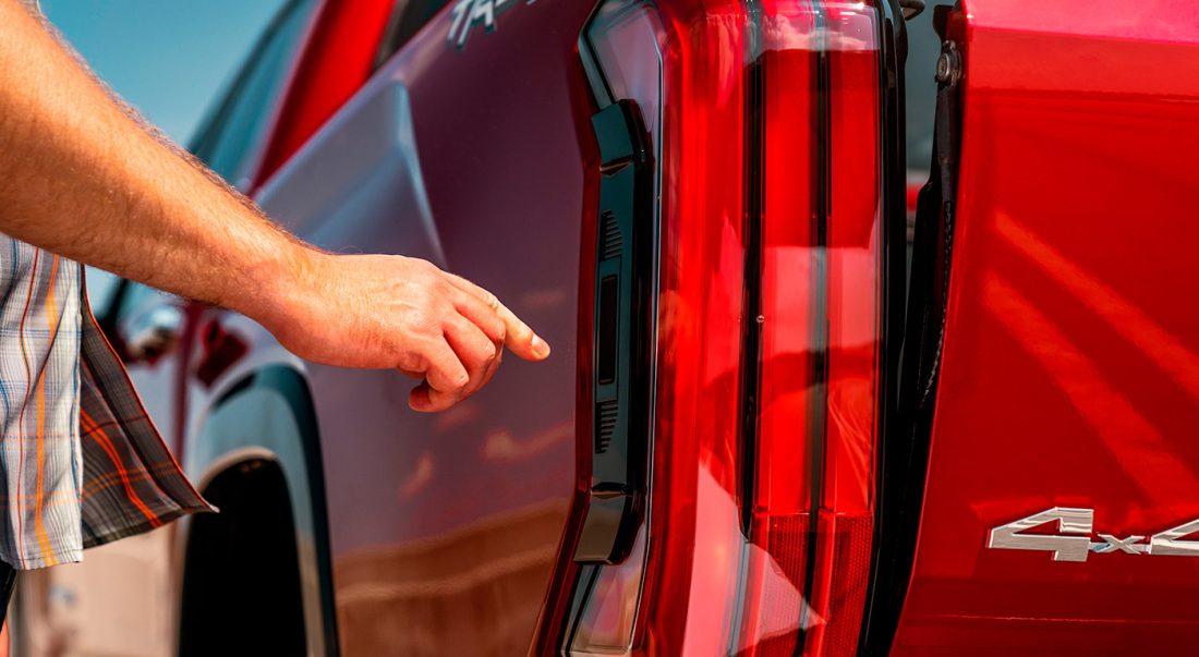 Toyota Tundra 2022 en México híbrida color rojo parte posterior con apertura eléctrica