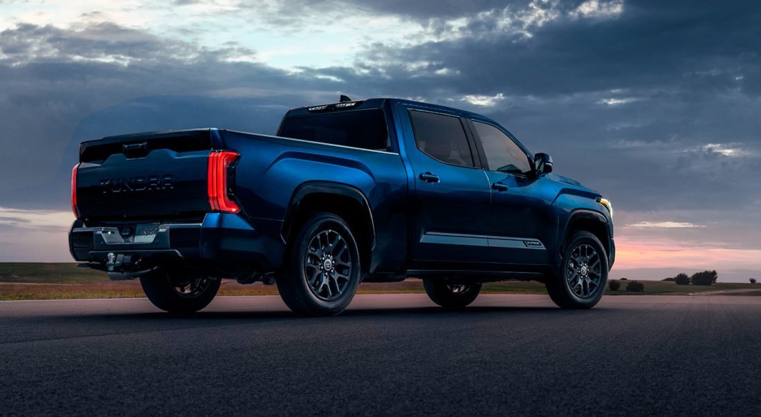 Toyota Tundra 2022 en México híbrida color azul diseño exterior en carretera