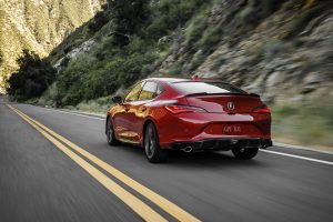 Acura Integra 2023 en México color rojo en carretera vista parte posterior