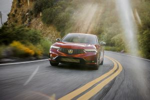 Acura Integra 2023 en México color rojo en carretera vista parte frontal