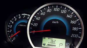 Dodge Attitude 2023 en México, interior con Pantalla multi-display de información del vehículo y tacómetro