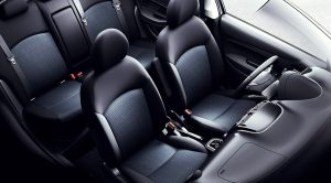 Dodge Attitude 2023 en México, interior con asientos en tela