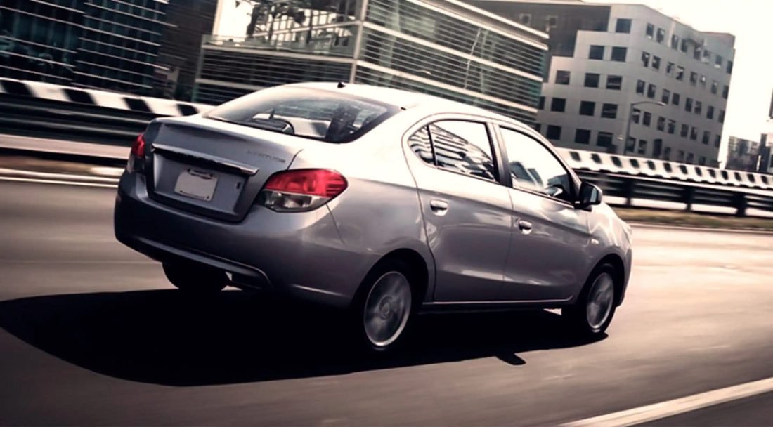 Dodge Attitude 2023 en México, color plata, diseño exterior trasero y lateral