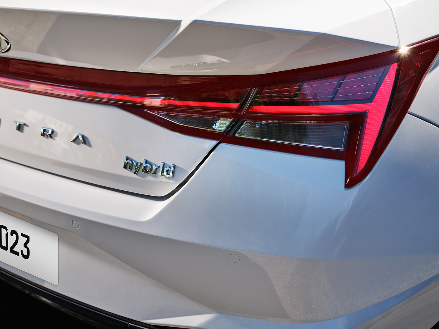 Hyundai Elantra Híbrido 2023 en México - faros posteriores con emblema Hybrid