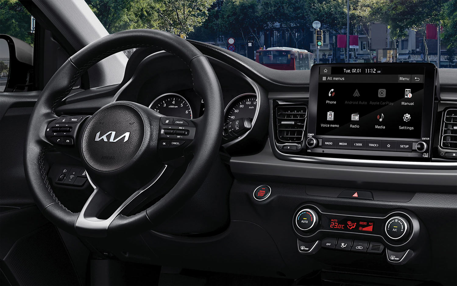 Kia Rio sedán 2023 en México - interior con volante, pantalla, aire acondicionado y pantalla digital cluster