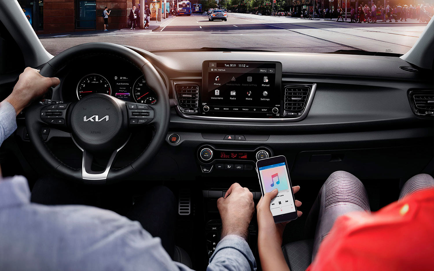 Kia Rio sedán 2023 en México - interior con pantalla touch con Apple CarPlay y Android Auto