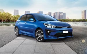 Kia Rio Hatchback 2023 en México color azul frente y lateral derecho