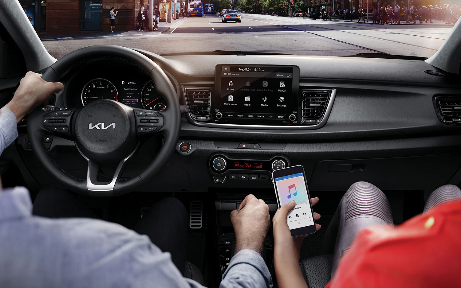 Kia Rio Hatchback 2023 en México interior con pantalla touch con Android Auto y Apple CarPlay