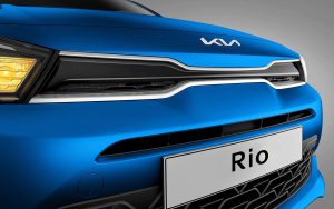 Kia Rio Hatchback 2023 en México color azul frente con fascia y nuevo emblema