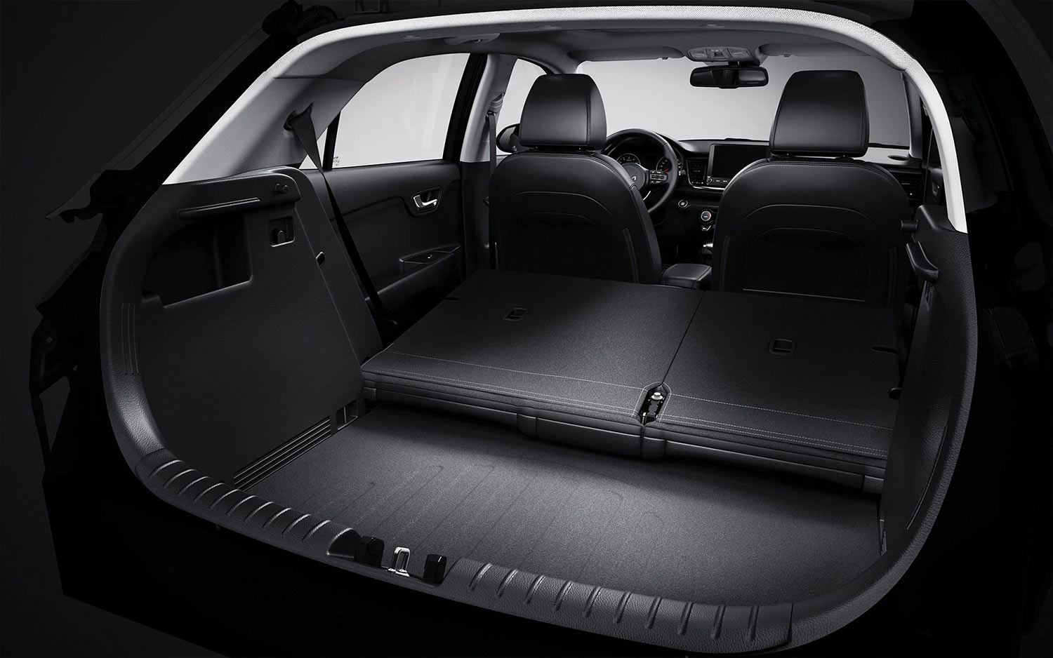 Kia Rio Hatchback 2023 en México interior con asientos traseros abatibles para crear mayor espacio