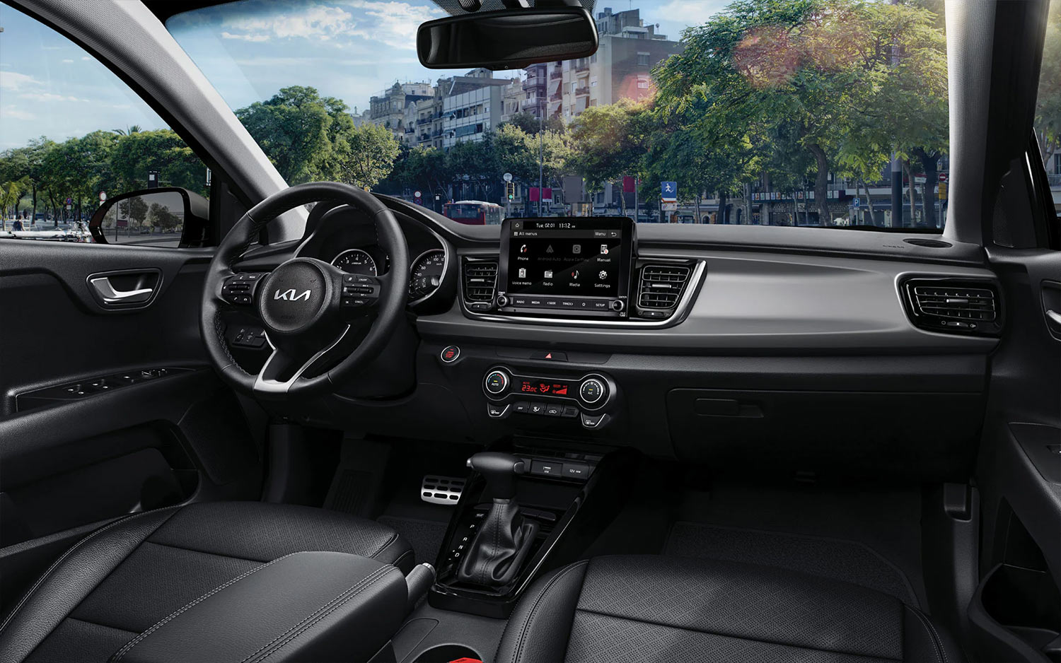 Kia Rio Hatchback 2023 en México interior con pantalla touch con Android Auto y Apple CarPlay, volante con controles y palanca forrada en piel