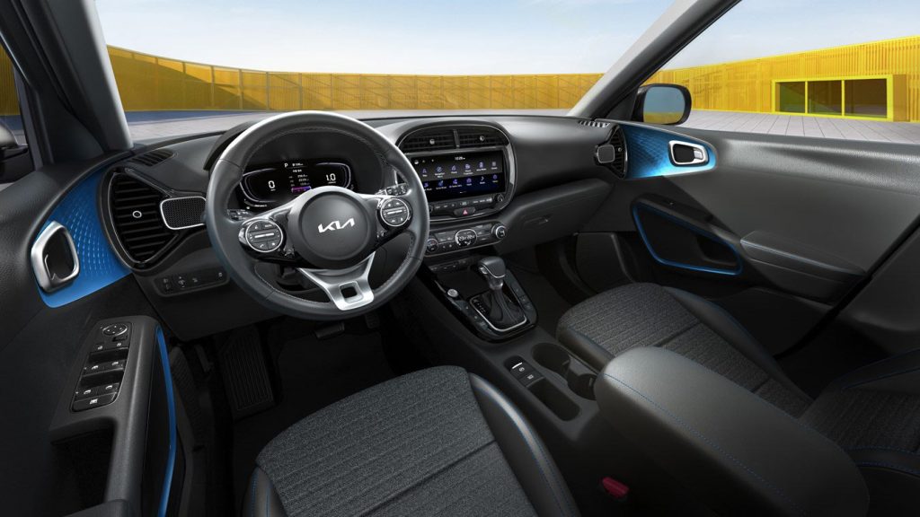 Kia Soul 2023 color azul con diseño renovado nuevo interior con pantalla de 10.25 pulgadas con Android Auto y Apple CarPlay, volante con controles y palanca