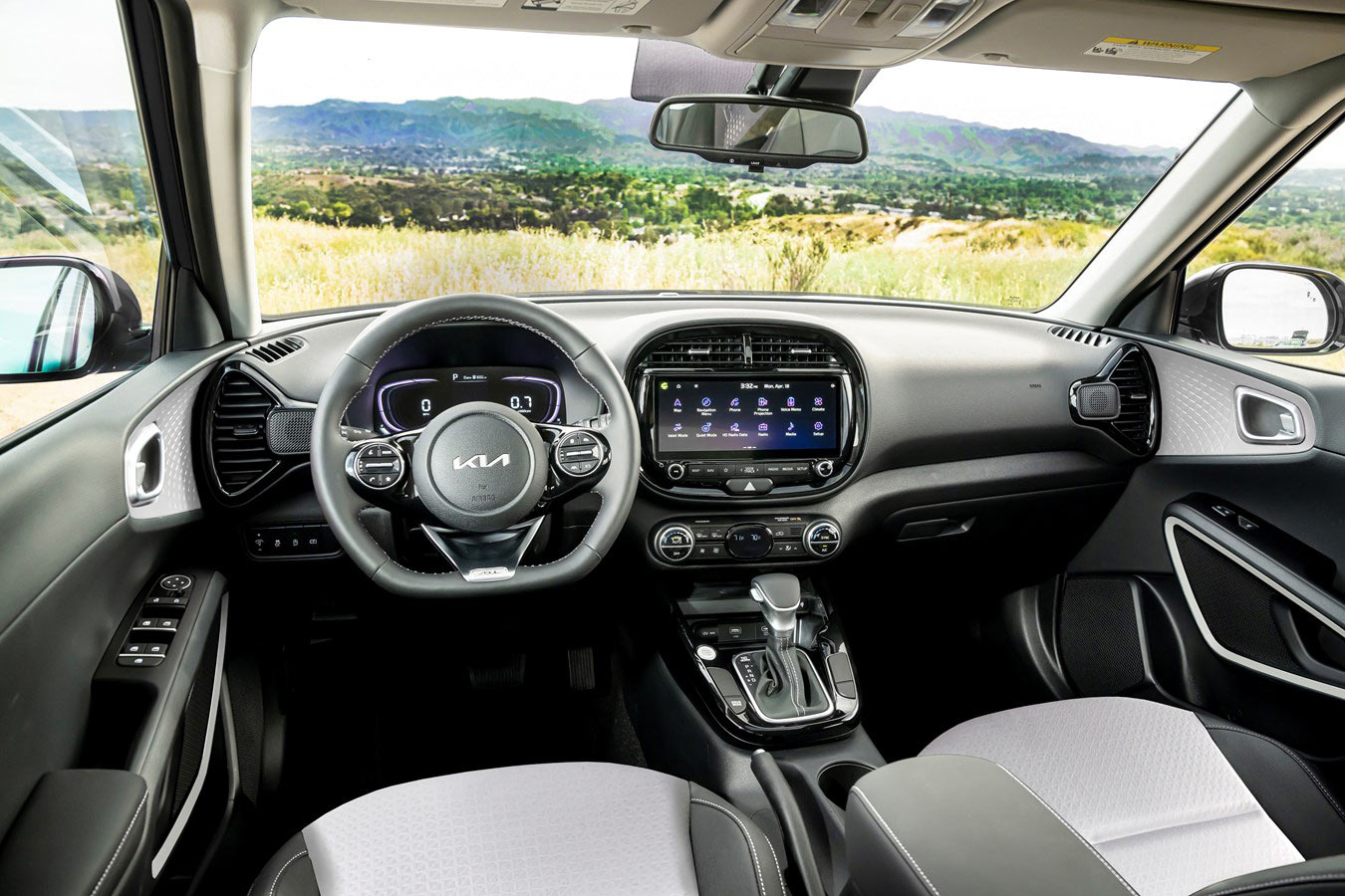 Kia Soul 2023 con diseño renovado, nuevo interior con pantalla de 10.25 pulgadas con Android Auto y Apple CarPlay, volante con controles y puertos USB nuevos controles