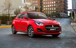 Suzuki Swift 2023 en México color rojo frente y lateral derecho