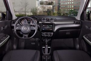 Suzuki Swift 2023 en México interior, volante, pantalla, palanca y asientos