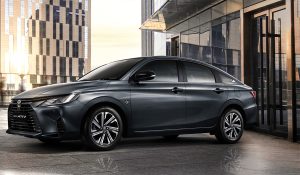 Toyota Yaris Sedán 2023 pronto en México, diseño lateral con rines de 16 pulgadas estacionado