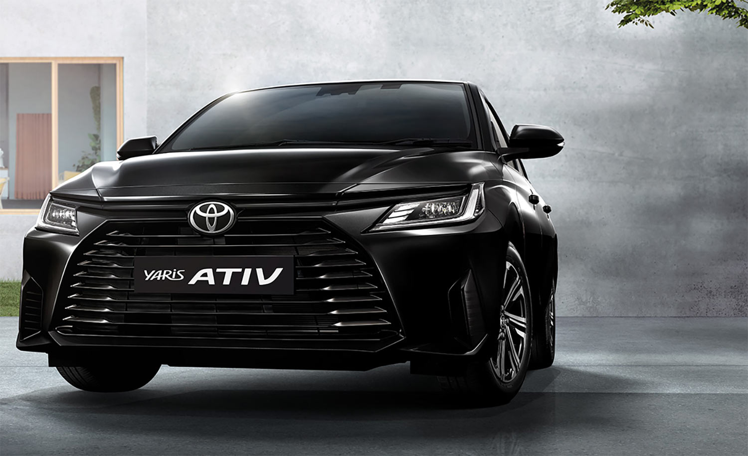 Toyota Yaris Sedán 2023 pronto en México, color negro diseño frontal
