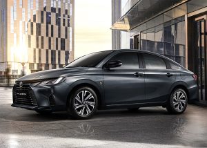 Toyota Yaris Sedán 2023 pronto en México, diseño lateral color gris