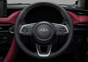 Toyota Yaris Sedán 2023 pronto en México, volante con control de crucero y controles de audio