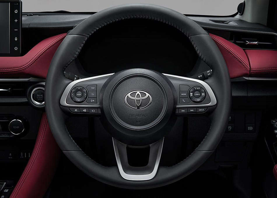 Toyota Yaris Sedán 2023 pronto en México, volante con control de crucero y controles de audio