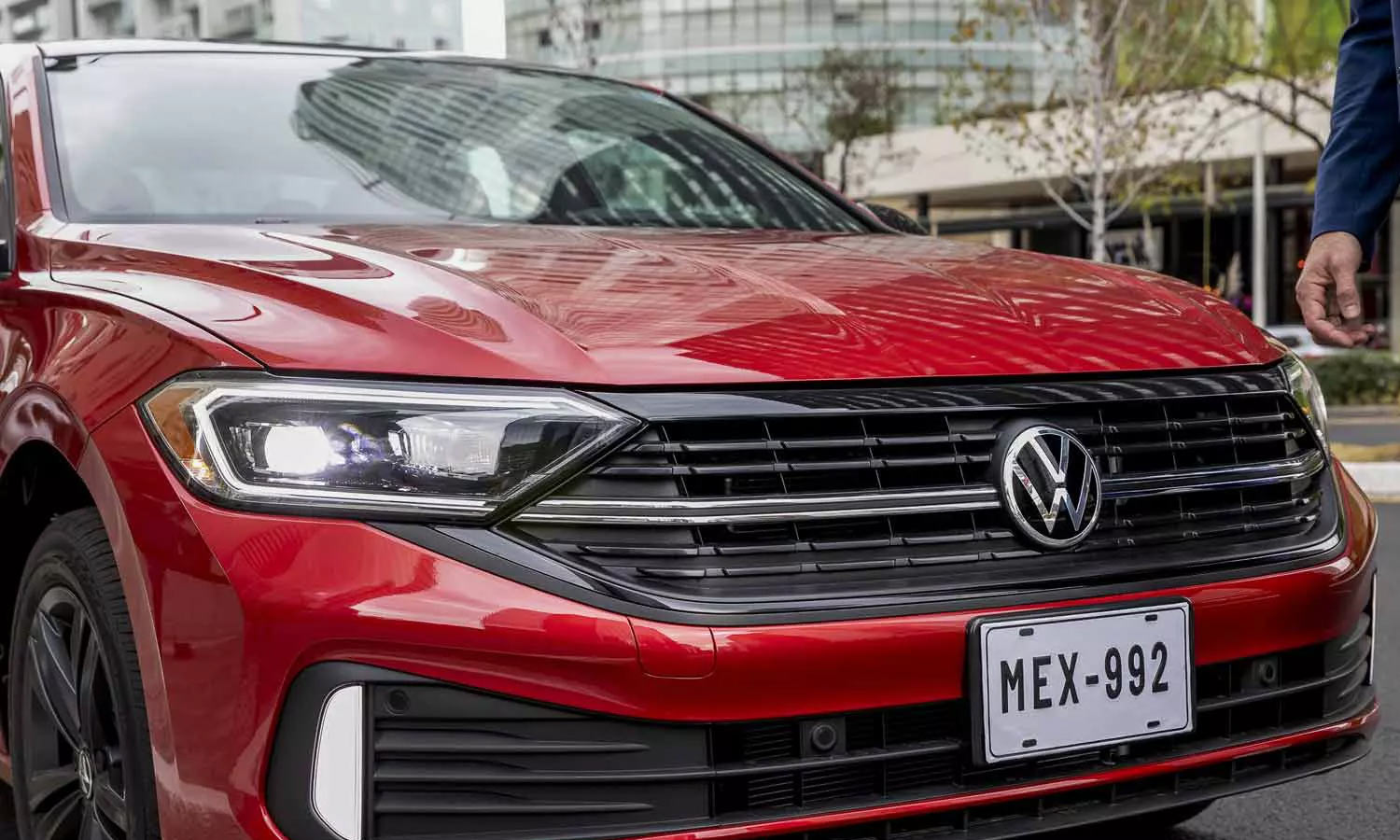 Volkswagen Jetta 2023 en México color rojo frente con parrilla y emblema