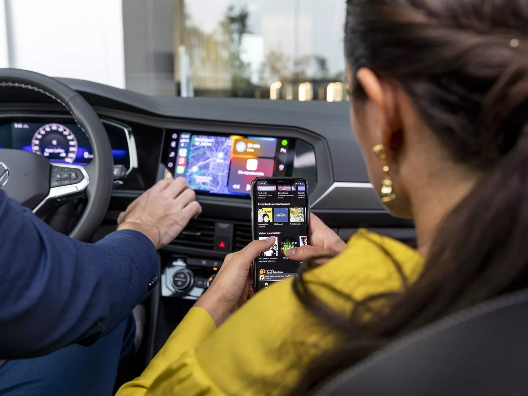 Volkswagen Jetta 2023 en México interior con pantalla touch