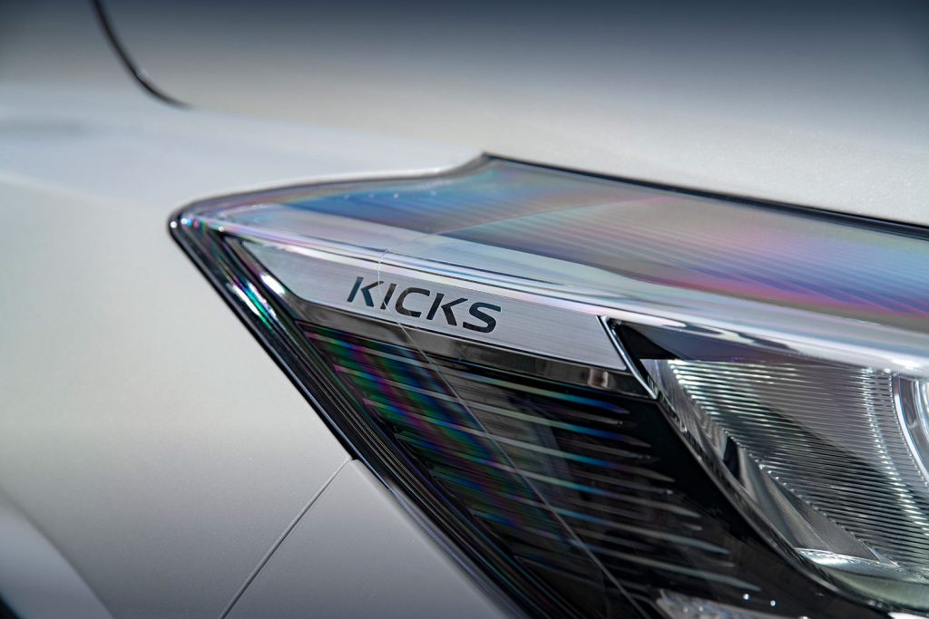 Nissan Kicks e-Power 2023 en México emblema kicks en faros LED