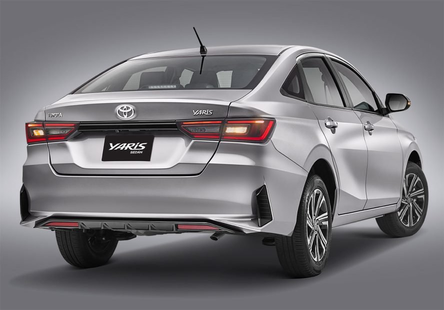 Toyota Yaris Sedán 2023 en México parte posterior con faros LED